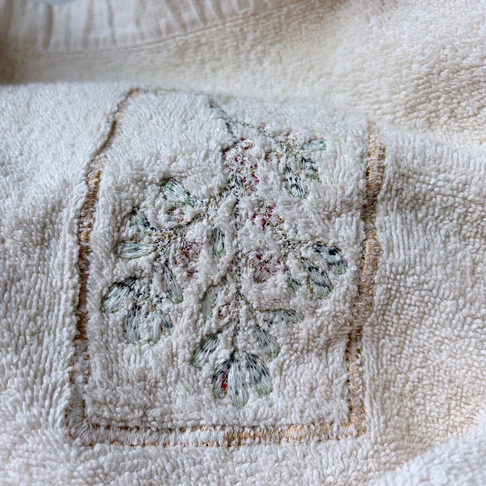 VNTG Bathworks Hand Towels Set of 2 Cream‎ Cotton Embroidered Holiday Decor